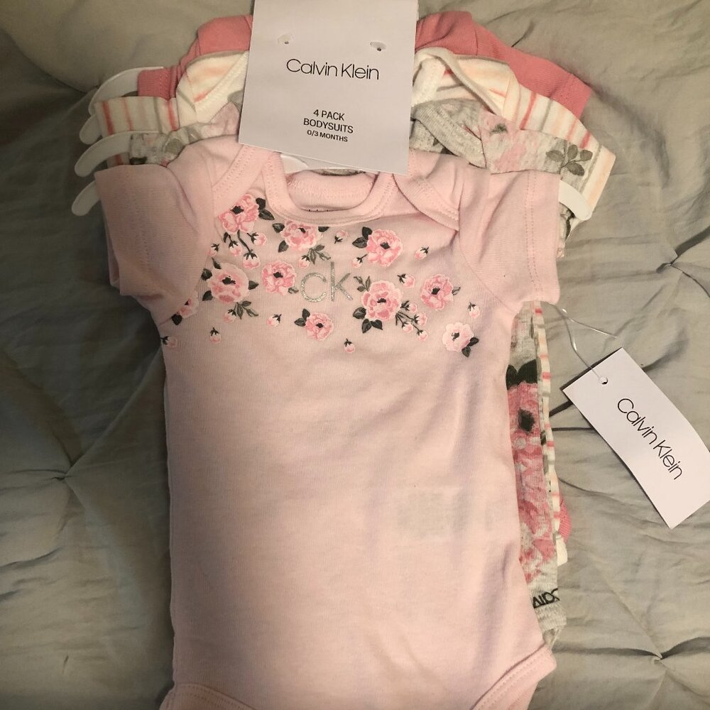 CALVIN KLEIN 4 PACK BABY BODYSUITS / 3M